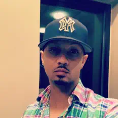 DJ Frostyを聴いたり、ミュージックビデオを鑑賞したり、経歴やツアー日程などを確認したりしましょう！