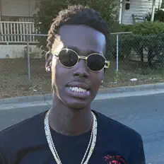 收听 LilGlucci、观看音乐视频、阅读小传、查看巡演日期等 ！