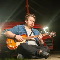 Poslechněte si interpreta undefined, sledujte hudební videa, přečtěte si životopis, podívejte se na data turné a další informace.
