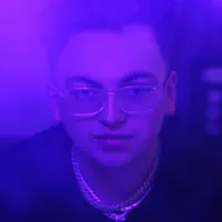 undefinedを聴いたり、ミュージックビデオを鑑賞したり、経歴やツアー日程などを確認したりしましょう！