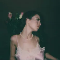 Hör dir Kohla an, schau dir Musikvideos an, lies die Biografie, finde Tourdaten und mehr!