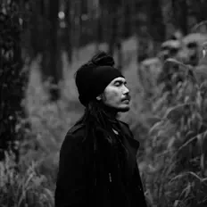 Dengarkan Pohon Tua, tonton video musik, baca bio, lihat tanggal tur & lainnya!