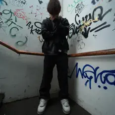 Hör dir TWENTYBUFF an, schau dir Musikvideos an, lies die Biografie, finde Tourdaten und mehr!