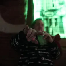 收听 KRDNL、观看音乐视频、阅读小传、查看巡演日期等 ！