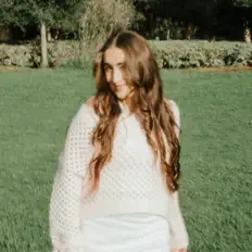 Ascolta Alayna Grace, guarda video musicali, leggi la biografia, vedi le date del tour & altro!