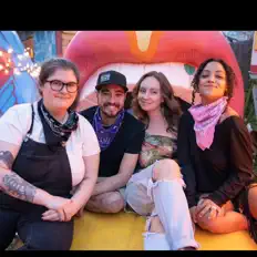 Chatterbox dinle, müzik videolarını izle, biyografisini oku, tur tarihlerini ve daha fazlasını gör!