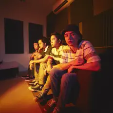 聆聽 Alien Lipstick Fire、觀看音樂影片、閱讀小傳、查看巡演日期等！