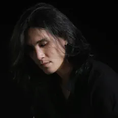 聆聽 Kai、觀看音樂影片、閱讀小傳、查看巡演日期等！