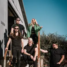 Ascolta Two Shot Blondie, guarda video musicali, leggi la biografia, vedi le date del tour & altro!