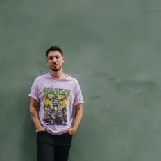 Hör dir SWTCH an, schau dir Musikvideos an, lies die Biografie, finde Tourdaten und mehr!