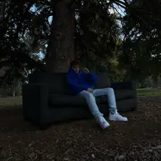 聆聽 E-Money、觀看音樂影片、閱讀小傳、查看巡演日期等！