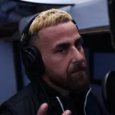 Hör dir Moodz an, schau dir Musikvideos an, lies die Biografie, finde Tourdaten und mehr!