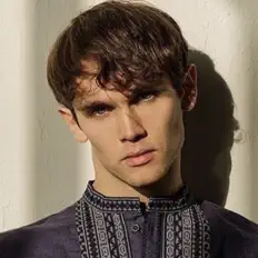 iUpaを聴いたり、ミュージックビデオを鑑賞したり、経歴やツアー日程などを確認したりしましょう！