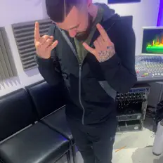 SFZを聴いたり、ミュージックビデオを鑑賞したり、経歴やツアー日程などを確認したりしましょう！