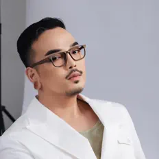 Poslechněte si interpreta Hakoota, sledujte hudební videa, přečtěte si životopis, podívejte se na data turné a další informace.