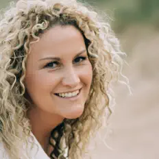 收听 Elaine Lennon、观看音乐视频、阅读小传、查看巡演日期等 ！