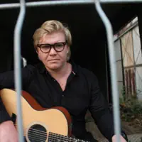 Hör dir undefined an, schau dir Musikvideos an, lies die Biografie, finde Tourdaten und mehr!