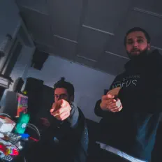 Poslechněte si interpreta DUB7, sledujte hudební videa, přečtěte si životopis, podívejte se na data turné a další informace.