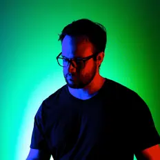 Ascolta Christopher Cold Hands, guarda video musicali, leggi la biografia, vedi le date del tour & altro!