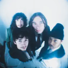 聆聽 Black Pearl、觀看音樂影片、閱讀小傳、查看巡演日期等！