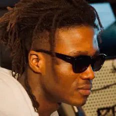 Poslechněte si interpreta Chris., sledujte hudební videa, přečtěte si životopis, podívejte se na data turné a další informace.