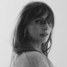 Thea Alienを聴いたり、ミュージックビデオを鑑賞したり、経歴やツアー日程などを確認したりしましょう！