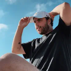 J Alive dinle, müzik videolarını izle, biyografisini oku, tur tarihlerini ve daha fazlasını gör!