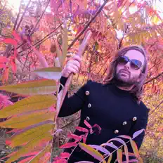 聆聽 Dahnji、觀看音樂影片、閱讀小傳、查看巡演日期等！