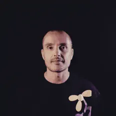 Dariz을(를) 듣고, 뮤직 비디오를 보고, 약력을 읽고, 투어 일정 등을 확인하세요!