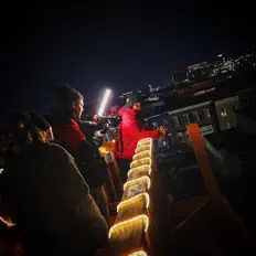 Monopoly Quilを聴いたり、ミュージックビデオを鑑賞したり、経歴やツアー日程などを確認したりしましょう！