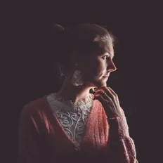 聆聽 Bitzi Hornstein、觀看音樂影片、閱讀小傳、查看巡演日期等！