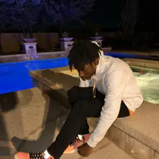 Poslechněte si interpreta YoungX, sledujte hudební videa, přečtěte si životopis, podívejte se na data turné a další informace.