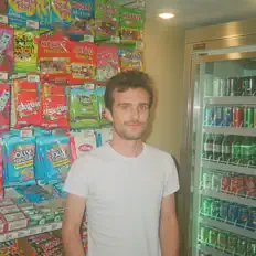 聆聽 Max Shrager、觀看音樂影片、閱讀小傳、查看巡演日期等！