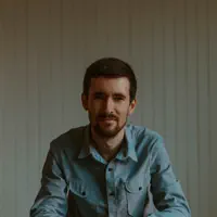 undefined dinle, müzik videolarını izle, biyografisini oku, tur tarihlerini ve daha fazlasını gör!
