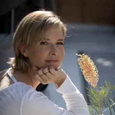 Ruth Ganotを聴いたり、ミュージックビデオを鑑賞したり、経歴やツアー日程などを確認したりしましょう！