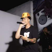 Écoutez undefined, regardez des vidéoclips, lisez la biographie, consultez les dates de tournée et plus encore !