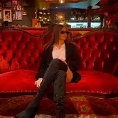 Hör dir Ria Luna an, schau dir Musikvideos an, lies die Biografie, finde Tourdaten und mehr!