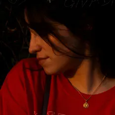 聆聽 Page、觀看音樂影片、閱讀小傳、查看巡演日期等！