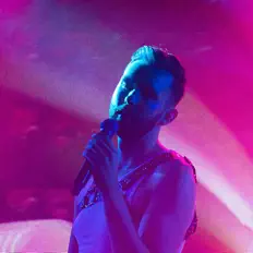 Ouve FLOWERBOY, vê vídeos de música, lê a biografia, vê as datas da digressão e muito mais!