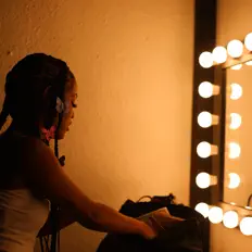 聆聽 Cedia、觀看音樂影片、閱讀小傳、查看巡演日期等！