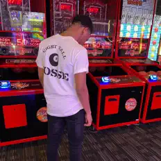 Hör dir Hitsbymo an, schau dir Musikvideos an, lies die Biografie, finde Tourdaten und mehr!