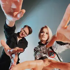 聆聽 Кей Кей、觀看音樂影片、閱讀小傳、查看巡演日期等！