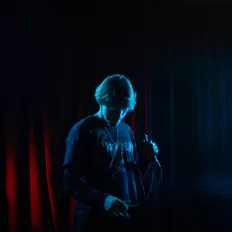 dimbee सुनें, म्यूज़िक वीडियो देखें, बायो पढ़ें, दौरे की तारीखें और बहुत कुछ देखें!