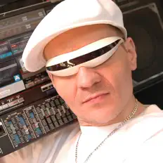 聆聽 Flashmaster Ray、觀看音樂影片、閱讀小傳、查看巡演日期等！
