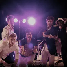 聆聽 Blast Off、觀看音樂影片、閱讀小傳、查看巡演日期等！