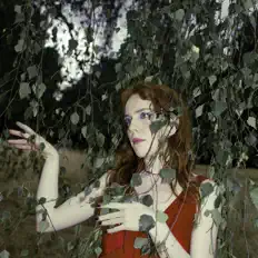 Hör dir Elanor Moss an, schau dir Musikvideos an, lies die Biografie, finde Tourdaten und mehr!