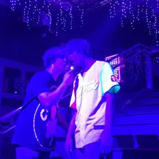 聆聽 Omgbrodie、觀看音樂影片、閱讀小傳、查看巡演日期等！