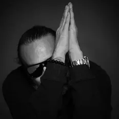 Dengarkan Jay Ortega, tonton video musik, baca bio, lihat tanggal tur & lainnya!