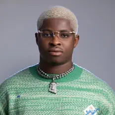 Escucha a JayVhee, mira videos musicales, lee su biografía, consulta las fechas de las gira y más.