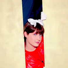 聆聽 Moni、觀看音樂影片、閱讀小傳、查看巡演日期等！